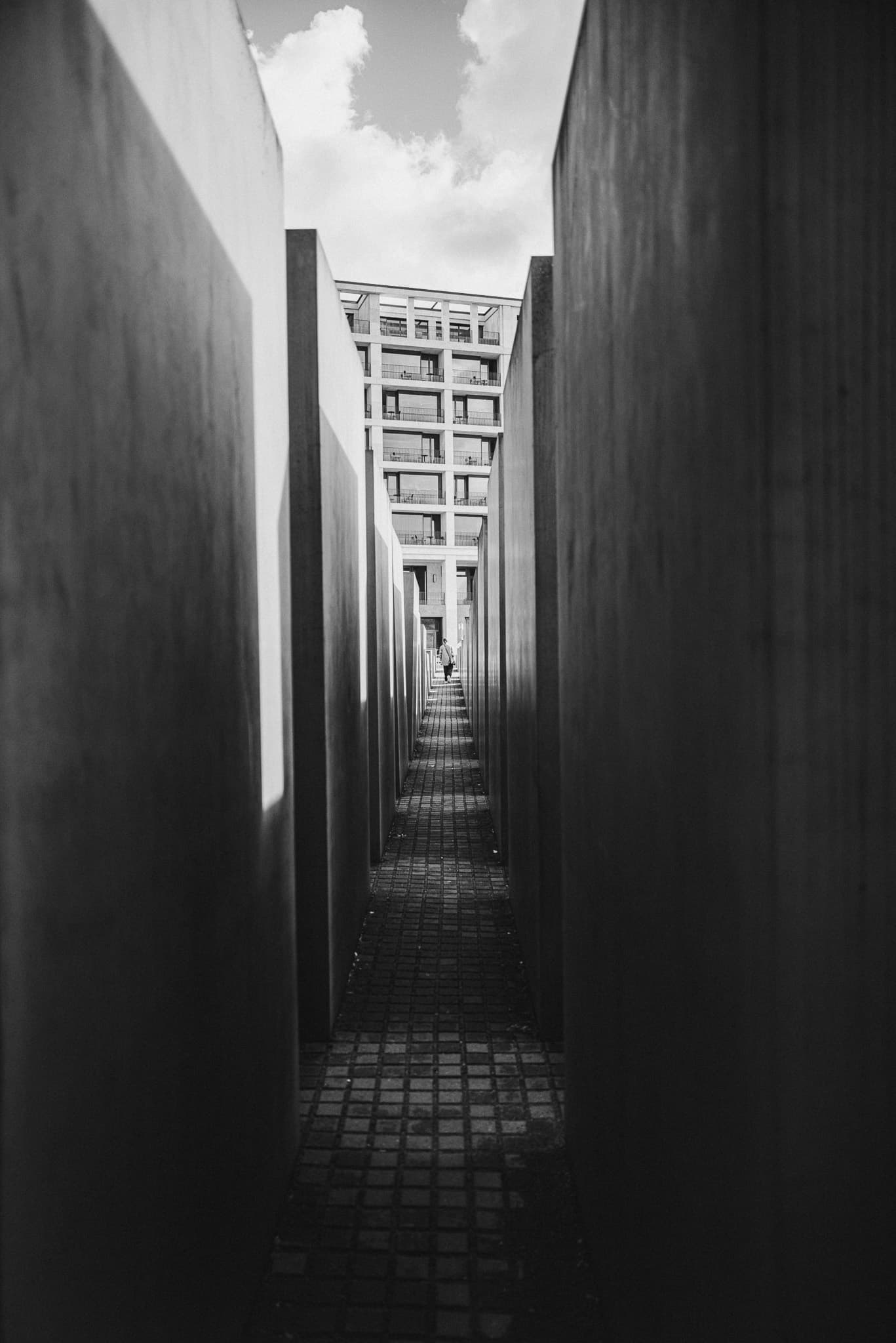 photograph in berlin, shot on NIKON F3 HP with NIKKOR 50MM F/1.4, ILFORD HP5 PLUS 400