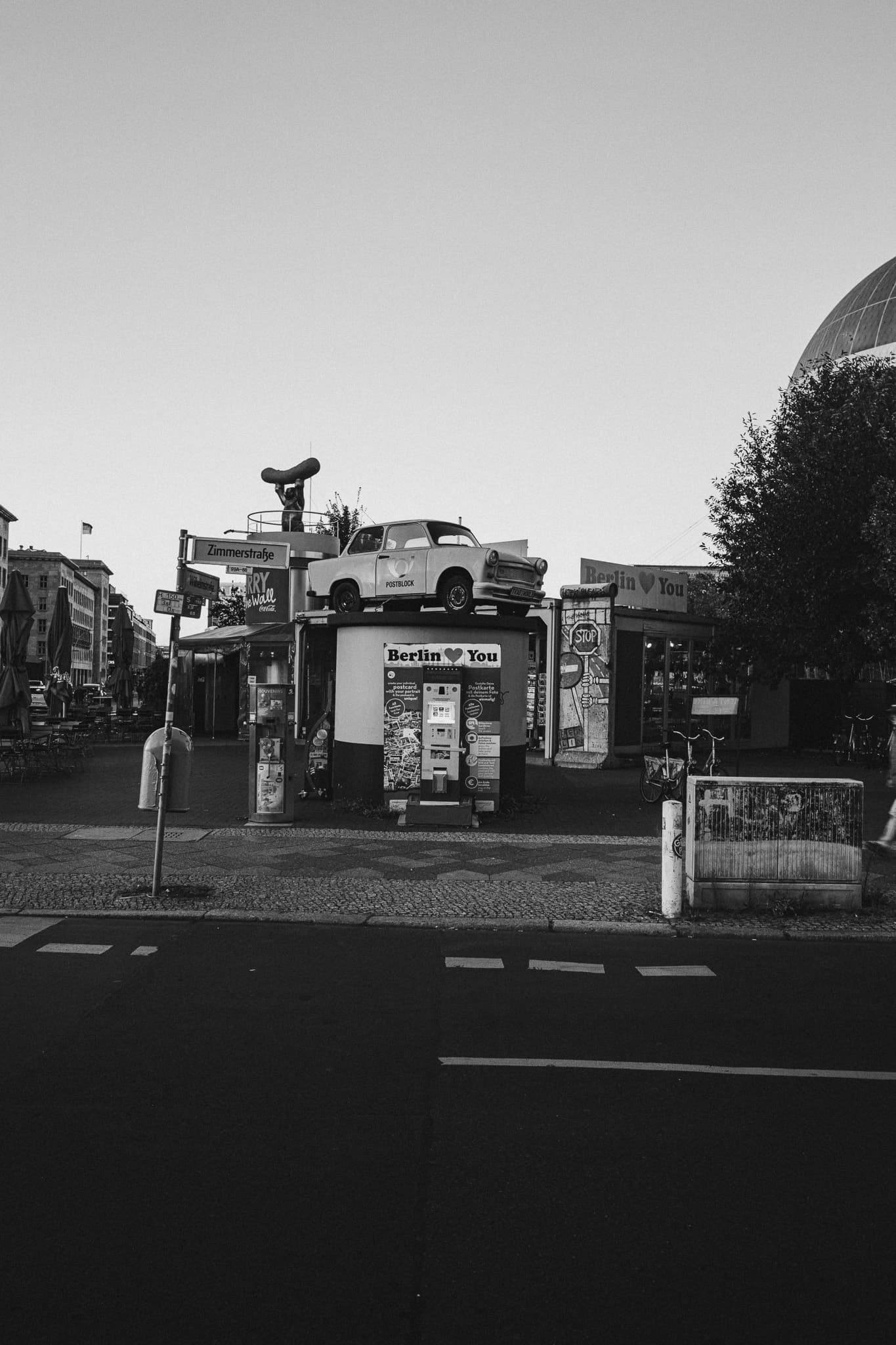 photograph in berlin, shot on NIKON F3 HP with NIKKOR 50MM F/1.4, ILFORD HP5 PLUS 400