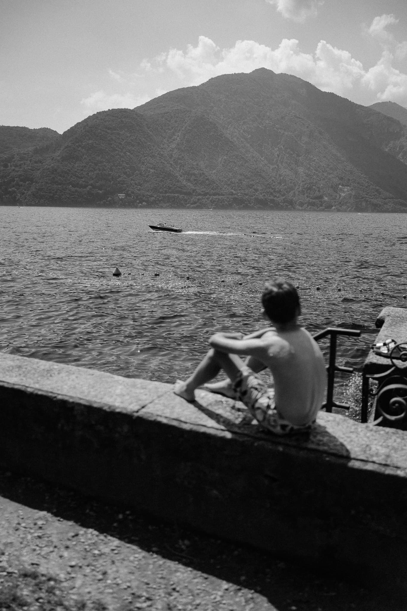 photograph in lake como, shot on NIKON F3 HP with NIKKOR 50MM F/1.4, ILFORD HP5 PLUS 400