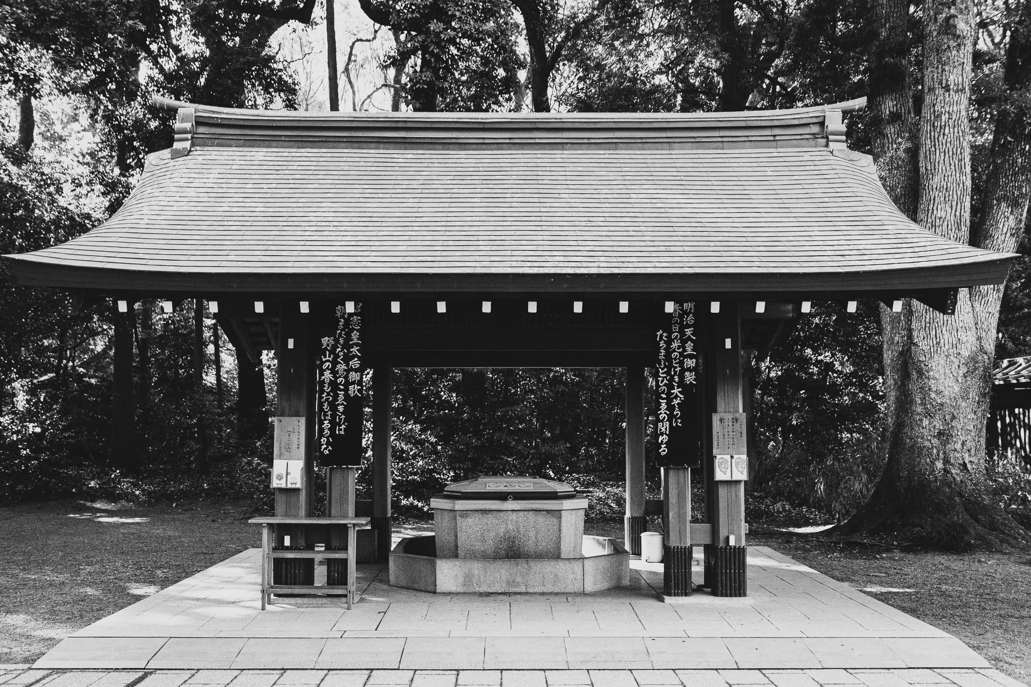 photograph in tokyo & kyoto, shot on NIKON F3 HP with NIKKOR 50MM F/1.4, ILFORD HP5 PLUS 400