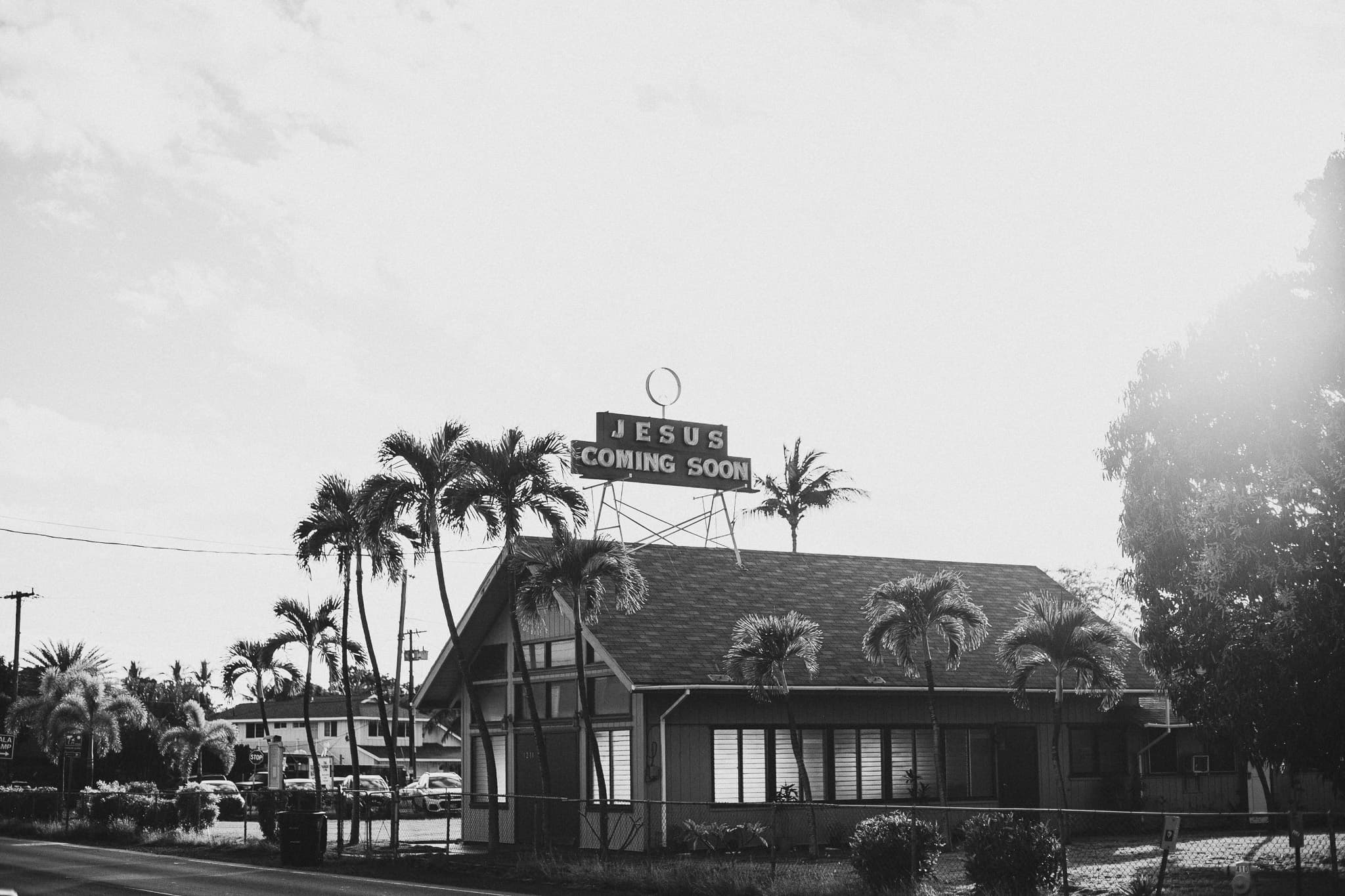 photograph in lahaina, shot on NIKON F3 HP with NIKKOR 50MM F/1.4, ILFORD HP5 PLUS 400