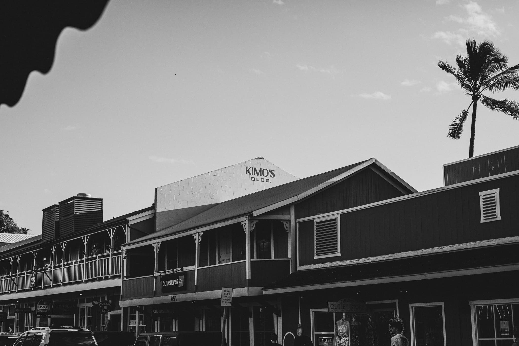 photograph in lahaina, shot on NIKON F3 HP with NIKKOR 50MM F/1.4, ILFORD HP5 PLUS 400