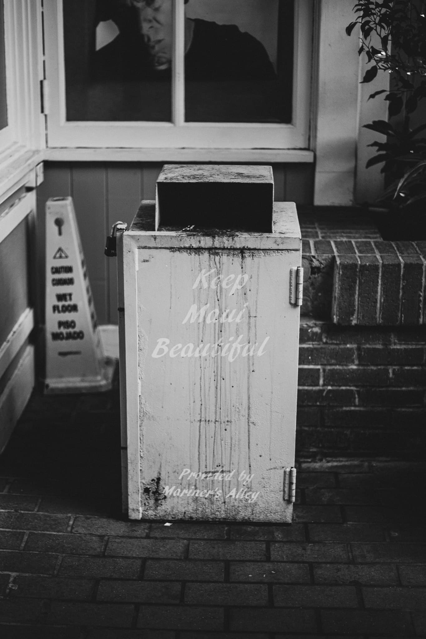 photograph in lahaina, shot on NIKON F3 HP with NIKKOR 50MM F/1.4, ILFORD HP5 PLUS 400