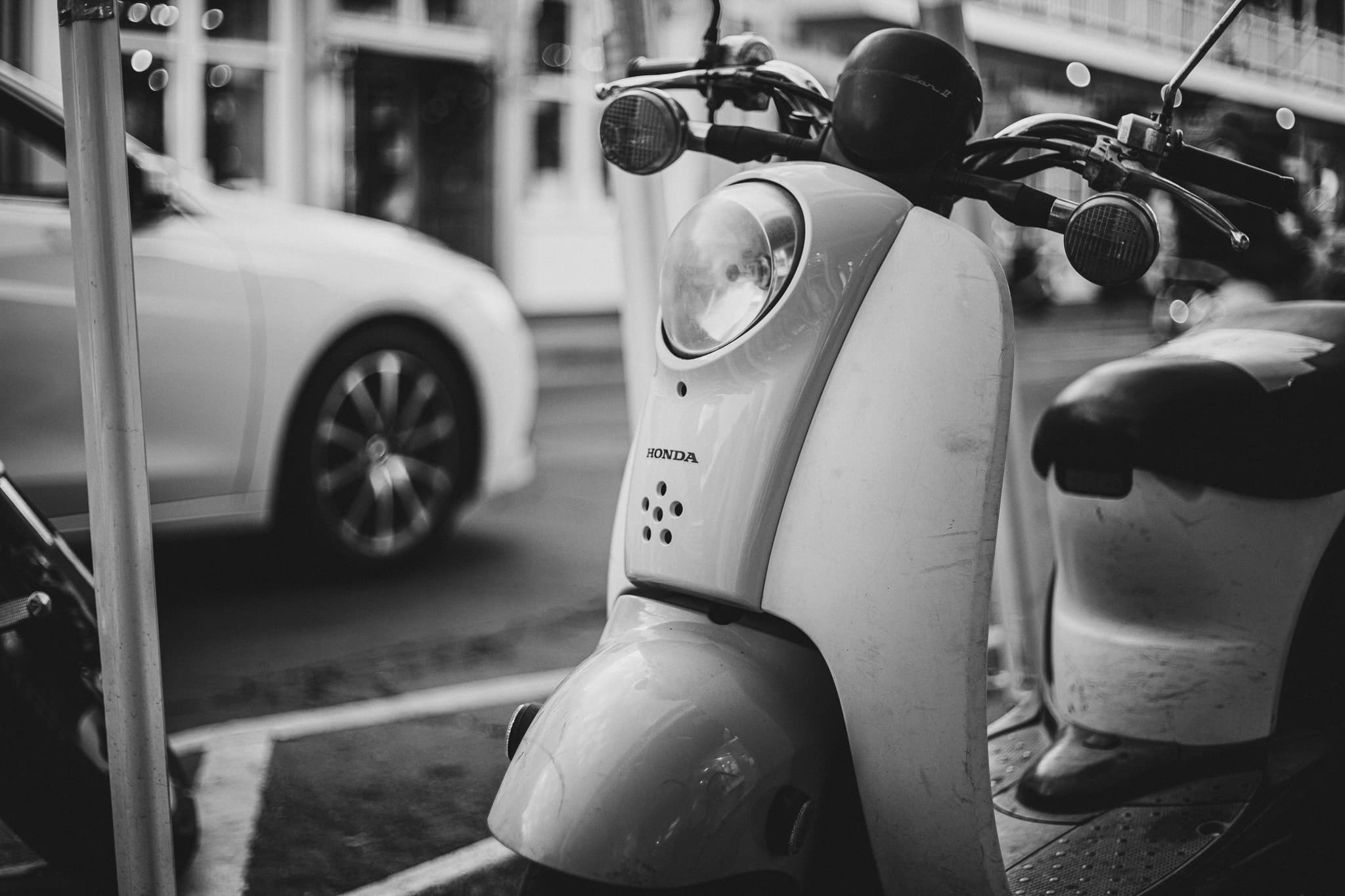 photograph in lahaina, shot on NIKON F3 HP with NIKKOR 50MM F/1.4, ILFORD HP5 PLUS 400