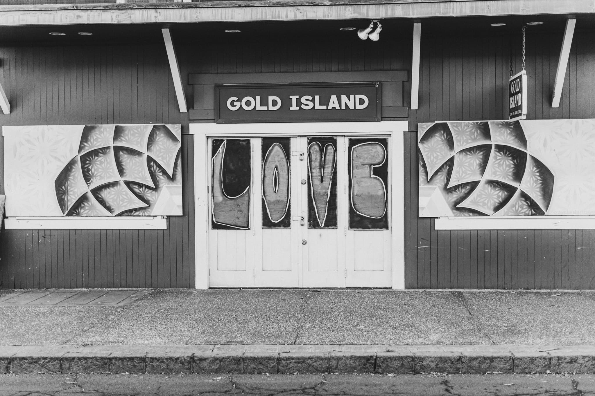 photograph in lahaina, shot on NIKON F3 HP with NIKKOR 50MM F/1.4, ILFORD HP5 PLUS 400