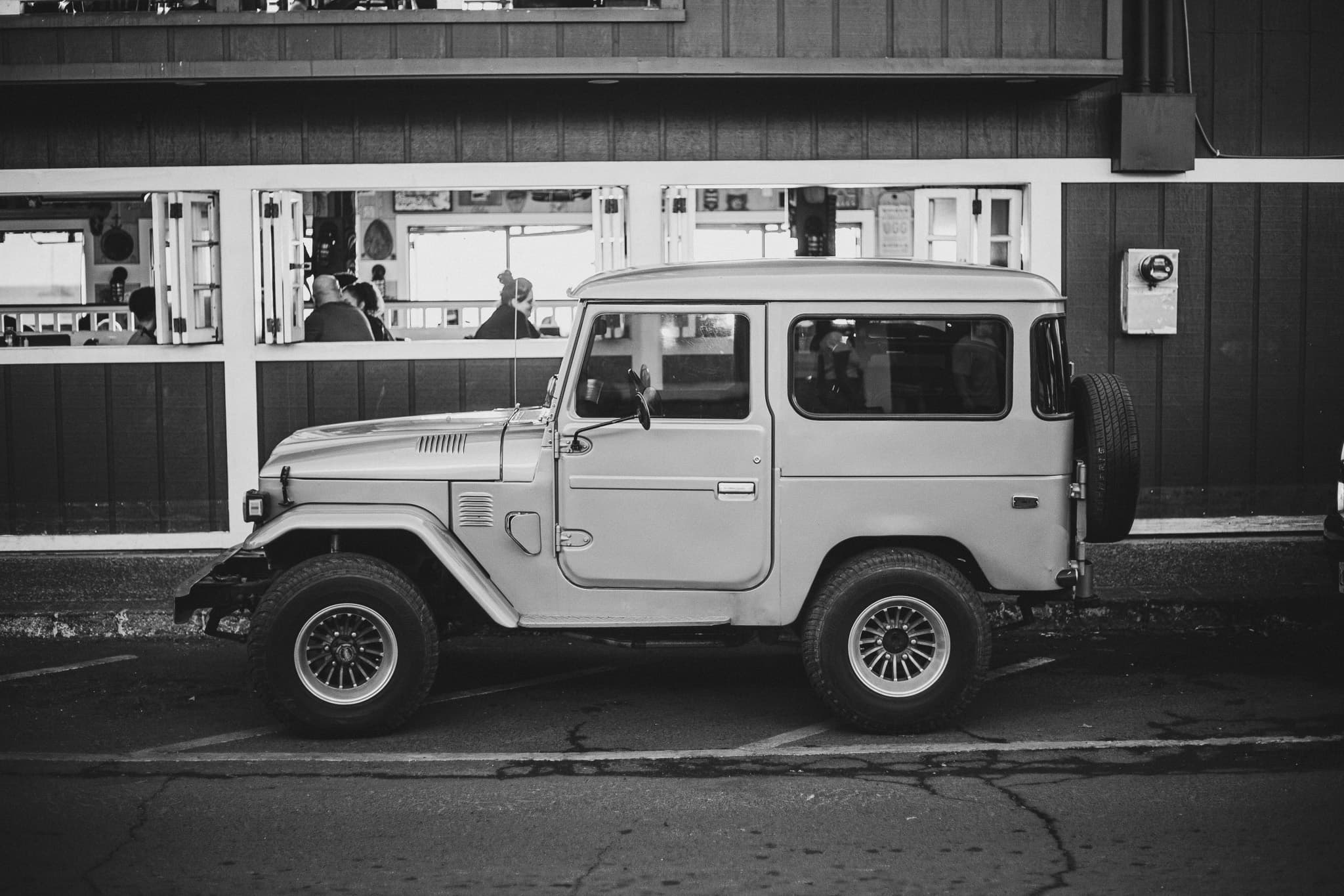 photograph in lahaina, shot on NIKON F3 HP with NIKKOR 50MM F/1.4, ILFORD HP5 PLUS 400