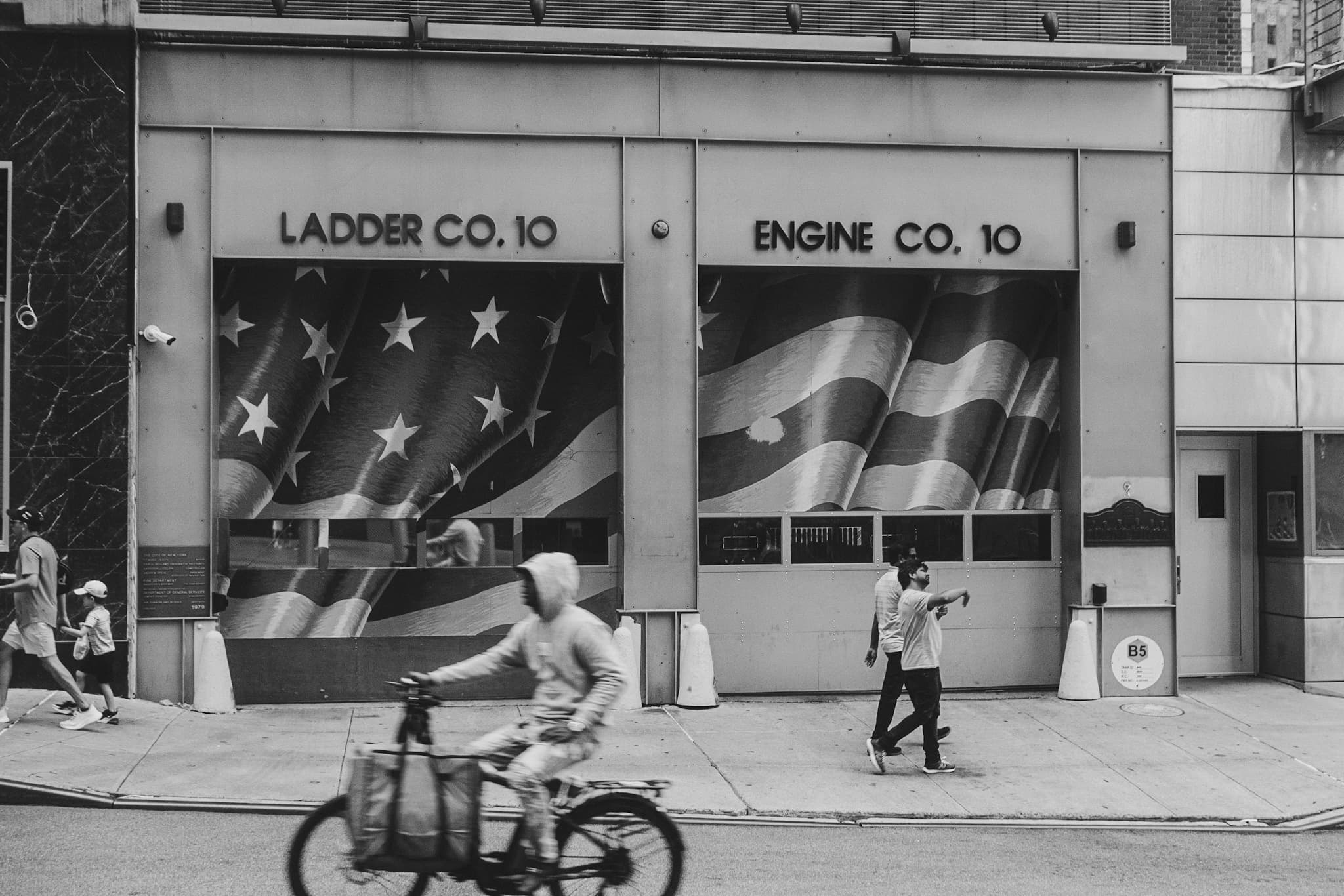 photograph in new york, shot on NIKON F3 HP with NIKKOR 50MM F/1.4, ILFORD HP5 PLUS 400
