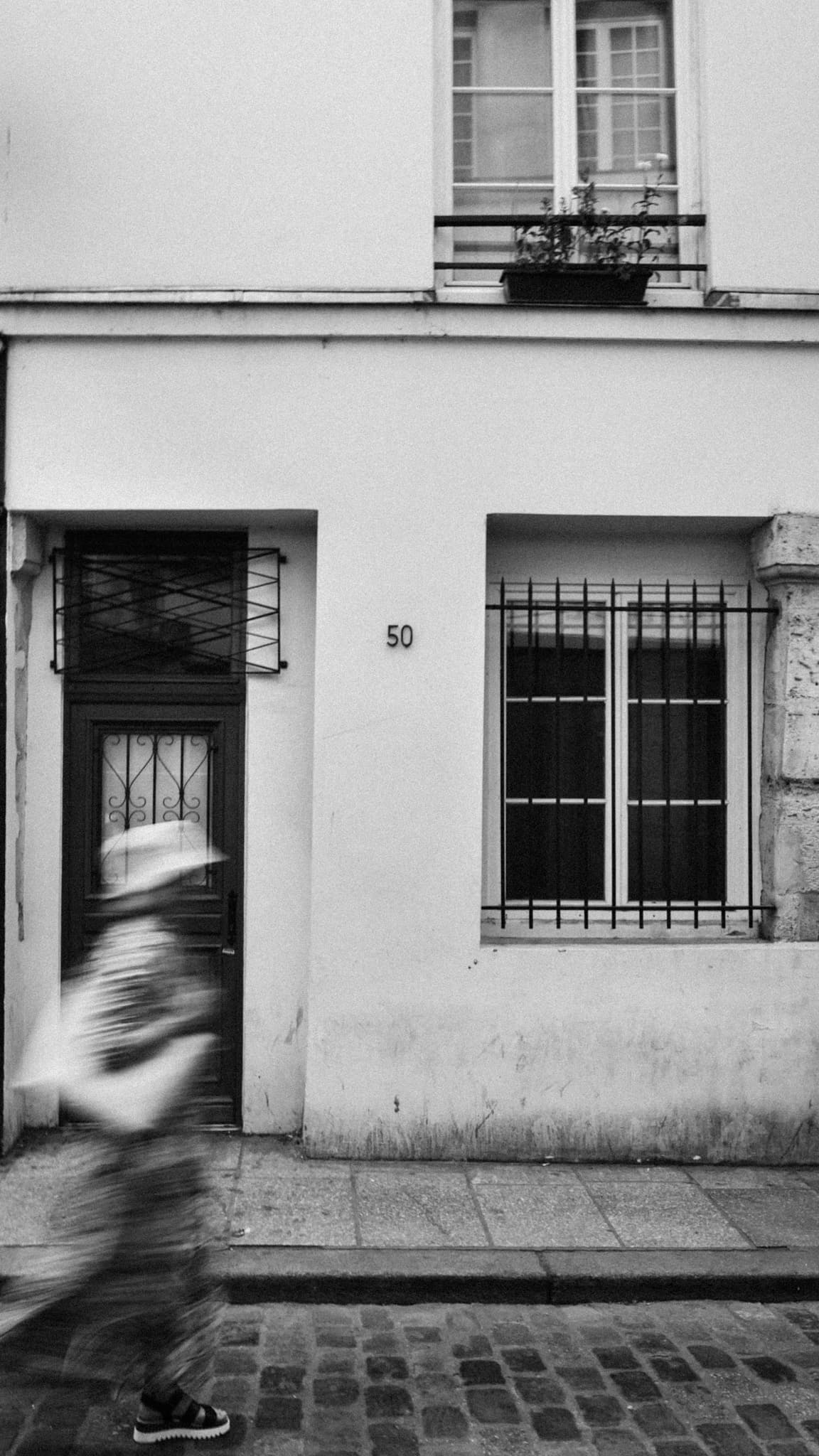 photograph in paris, shot on NIKON F3 HP with NIKKOR 50MM F/1.4, ILFORD HP5 PLUS 400
