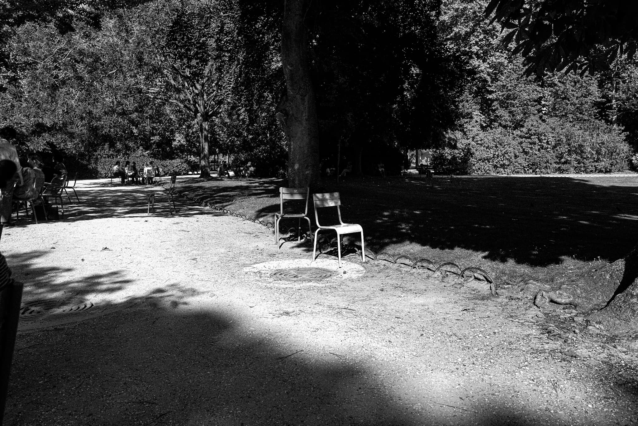 photograph in paris, shot on NIKON F3 HP with NIKKOR 50MM F/1.4, ILFORD HP5 PLUS 400